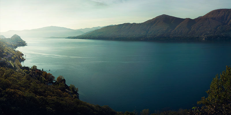 Vista aérea de lago y montañas